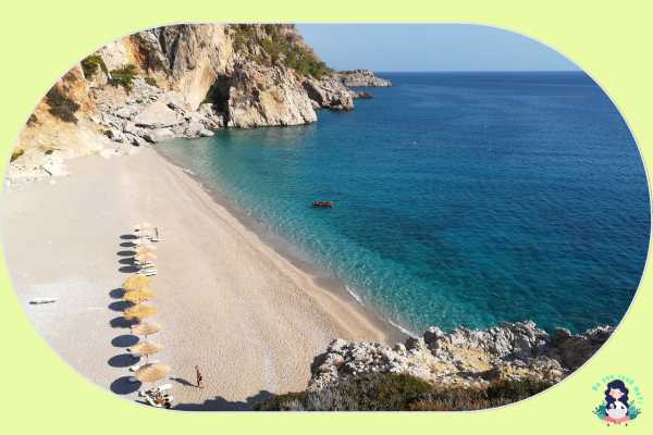 Een prachtig zicht op het mooie zandstrand van Kyra Panagia, Karpathos