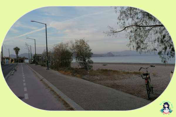 Fietspad op Kos in de winter, verlaten, met stenen ronde bollen aan de zijkant